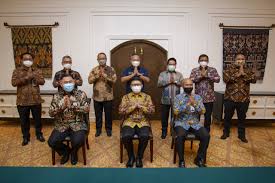 Kami memiliki lebih dari 1.200 kantor cabang untuk meningkatkan penetrasi keuangan syariah di indonesia. Selamat Datang Bank Syariah Indonesia