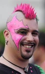 Comment faire des cheveux ondulés et coiffure de côté. Un Monde De Cheveux Et De Barbes Making Of