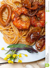 Pour réaliser vos spaghettis aux fruits de mer chez vous, c'est par ici que ça se passe 1. Pates Italiennes De Spaghetti De Fruits De Mer Sur La Sauce Tomate Rouge Photo Stock Image Du Italiennes Sauce 68673536