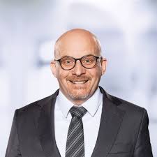 Ich habe eine neue Position und arbeite jetzt als Manager im Bereich Audit… 