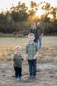 Outdoor Family Photo Session Creative Family Pictures Family Photo Pose Family Photos