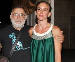 Όλες οι εξελίξεις και οι ειδήσεις έγκαιρα και έγκυρα. Oi 3 Gamoi Toy 8anoy Mikroytsikoy Ta Tessera Paidia Kai H Latreia Gia Thn Oikogeneia Poy Palepse Na Krathsei