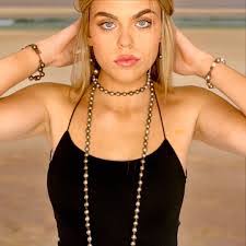 Ronna Thomas's Instagram, Twitter & Facebook