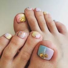 I think i'd only have the flower on the big toe but it looks like there's a small line at the bottom of each nail too which is cute. 88 Stylish Toe Nail Art Designs That You Ll Want To Copy
