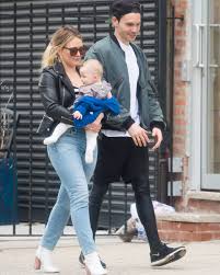 В начале своей творческой деятельности артистка быстро завоевала титул кумира молодежи. Schastlivye Roditeli Hilari Daff Na Progulke Vmeste S Zhenihom I Docheryu Benks Vse Novosti Vse Novosti Vchera Segodnya Sejchas Ot 123ru Net