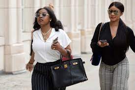 Kelly fought inside the embattled singer's trump tower condominium, resulting in one of the combatants getting treated at a nearby kelly is charged in chicago and new york with sexually abusing girls. R Kelly S Girlfriends Azriel Clary Joycelyn Savage Fight At Condo