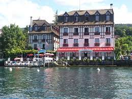 vue du lac leman de l hotel les cygnes a evian son acces par le ponton prive ses terrasses au bord du lac ses chambres sur le lac un li lac leman