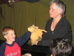 Zwei mäuse entdecken einen löwen, der seinen mittagsschlaf hält. Impressionen