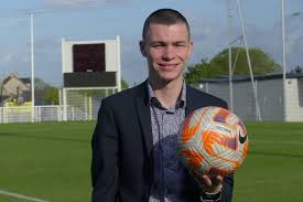 A Dinan, jeune arbitre de la fédération de football, Nathan vise le très  haut niveau