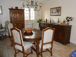 Table ronde en bois massif, chaises élégantes en bois repeint en blanc et rideaux à motifs floraux. Relooking D Une Salle A Manger Rustique En Chene Massif A Lambesc Finition Patine Et Relooking De Meuble A Aix En Provence Les Finitions De Provence