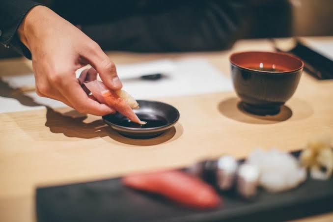 Cách thưởng thức sushi chuẩn người Nhật: Nên dùng đũa hay ăn bằng tay không?