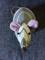 Cette Souris Peut Etre Realisee En Toile A Matelas En Canevas En Toile Ciree Sur Pinterest Il N Y A Cale Porte Couture Tutoriel Artisanat De Souris