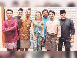 The lyrics penned by zai floor 88. Masih Perlu Bekerja Keras