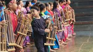 Bahkan beberapa alat musik tradisional indonesia telah dikenal mancanegara. Sejarah Angklung Jenis Dan Cara Memainkan