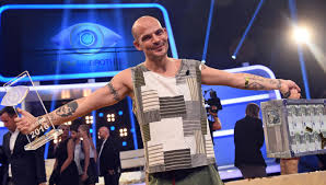 Dafür erhalten einige von ihnen auch eine üppige gage. Bad Boy Mit Krone Ben Tewaag Gewinnt Promi Big Brother Panorama Nordbayern