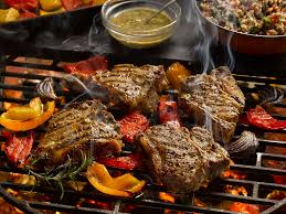 •12 costolette di agnello• costolette di agnello •1 spicchio di aglio• aglio •rosmarino q.b.• rosmarino •6 cucchiai di olio preparate anche altre salsine da abbinare all'agnello, per esempio una dadolata di pomodori tagliati finissimi con olio, sale, basilico sminuzzato e un pizzico di peperoncino. Costolette Di Agnello Alla Brace Glassate Alla Senape Miele E Insalata Di Quinoa