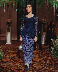 Misalya saja paduan warna biru tua elektrik dengan motif abstrak. 30 Model Kebaya Biru Elektrik Dongker Tosca Brokat