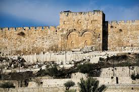 El muro de los lamentos se encuentra en la ciudad vieja de jerusalén, también conocida como jerusalén este, que es la parte palestina de la ciudad, ocupada por israel en 1967 y anexionada en. Las Ocho Puertas De Jerusalen