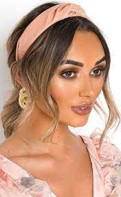 Gynaikeia Koyremata Kai Xtenismata Gia Ton Xeimwna 2021 Headband Hairstyles Hairband Hairstyle Hair Styles