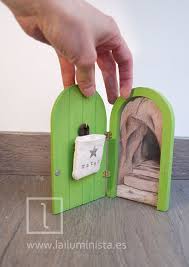 25 Idees De Portes De Fees Bricolage Faites De Sucettes Glacees Ou De Ha En Bois Jardin Miniature Idee Diy Fairy Door Diy Fairy Wooden Craft Sticks