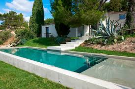 Le spa semi rigide octopus netspa, fabriqué par poolstar, est une véritable alternative aux spas américain. Piscine D Exterieur Piscine Beton Brut Aix En Provence Piscines Carre Bleu Semi Enterree En Beton Couloir De Nage