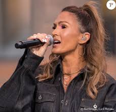 Née le 14 mars 1983 à mulhouse, vitaa, de son vrai nom charlotte gonin, est une chanteuse française. Vitaa Maman En Galere Demunie Face Aux Devoirs De Son Fils Purepeople
