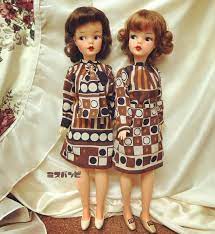 miss bambi 2 instagram 右の子がお嫁に行くのでお洋服と靴を製作 靴は二足作る予定がタイムアウトでした ワンピースの生地は以前やもさん yamozyu さんにもらったものです すごく気に入っていて これでお洋服をずっと作りたか retro vintage vintage retro