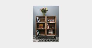 En retournant une boite ou une caisse en bois (comme une caisse à vin), vous obtiendrez ainsi une table dans laquelle vous pourrez caler quelques livres. 10 Idees Deco Originales Pour Recycler Une Vieille Caisse En Bois Terrafemina