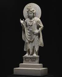 菩薩立像年代 犍陀羅西元 三至四世紀材質 片頁岩尺寸 158 cm 展廳 102c 古道遺韻 印度佛教造像此尊菩薩腳著鞋履立於方形基座上 表情安祥堅毅 體現菩薩為利益眾生的理想大乘精神 雄健的身軀上優雅的懸掛著披縵 阿波羅式的美 buddha statue statue greek statue