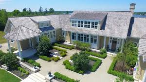 Un grupo de detectives buscó videos de seguridad en la casa de justin bieber que podrían servir como evidencia para determinar si el astro pop estuvo cerca de diez investigadores inspeccionaron la casa de bieber y arrestaron a un acompañante de bieber bajo sospecha de poseer cocaína, dijo. Justin Bieber Buys Mansion On 101 Acre Ontario Property Report Ctv News