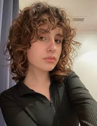 Hello, I am an 18 yr resident and helping my best friend is relocation with  her family for work. She is looking for a home with 4+ rooms, would love an  office