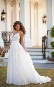 So lassen sich die kosten für das kleid reduzieren und das budget eurer hochzeit etwas schonen. Funkelndes A Linie Brautkleid Mit Perlenbesetztem Tull Martina Liana Wedding Dresses