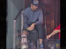Alexander douglas smith (born may 7, 1984) is an american football quarterback in the national football league (nfl) who is a free agent. Alex Smith In Gnarly Leg Brace 2 Months After Gruesome Injury
