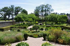 Jardin De Curiosites Jardin Medieval De La Fontaine De Vie Creation Alain Richert Label Jardin Remarquaquable Domai Jardin Medieval Jardins Ille Et Vilaine