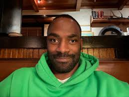 Hello I am Mike I live in the uk south wales 🏴󠁧󠁢󠁷󠁬󠁳󠁿 I am 59 I have  lost my left arm looking for a friend to complete me and yes I am single