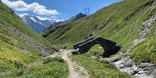 The perpetrator must be apprehended as soon as possible. Bivio Septimerpass Casaccia Wanderrouten Graubunden Erleben