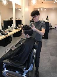 Coiffure mariage à faire soi même les plus jolies 17h26 twins alerte sosies kim kardashian et paris hilton ne se sont jamais autant ressemblées 17h03 mariage 15 coiffures de demoiselle d'honneur canons pour faire sensation des idées de coiffures faciles elle cheveux lâchés chignonnés nattés. Coiffure Cette Coiffeuse Pratique Les Memes Tarifs Pour Femmes Et Hommes Terrafemina