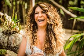 Elba ramalho cifras, letras, tablaturas e videoaulas das músicas no cifra club. Longe Dos Palcos Na Festa Junina Elba Ramalho Lanca Musicas Gravadas No Maior Sao Joao Do Mundo Em 2019 Popline