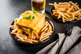 A francesinha é prato típico portuense e uma das especialidades das mais apetecíveis. Francesinha Como Fazer Esse Sanduiche Delicioso
