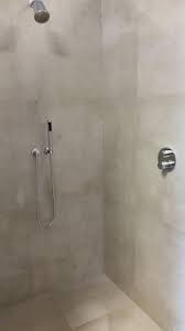 betonlook tegels 80x80cm met dornbracht tara kranen in de showroom van tegel bad te rijssen badkamer douche tegels badkamer badkamer douche