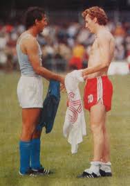 Chciałbym tylko, by nie była śpiewana, gdy sędzia się pomyli, bo pzpn nie ma na to wpływu. Christopher Lash On Twitter Zbigniew Boniek Swaps Shirts With Antonio Cabrini After The Poland Vs Italy 1982 World Cup Group Game