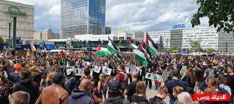 النجم الساطع الذهب ، النيزك الذهبي ، النجوم الذهبية, الزاوية. Ø§Ù„ÙÙ„Ø³Ø·ÙŠÙ†ÙŠÙˆÙ† ÙŠØ´Ø§Ø±ÙƒÙˆÙ† ÙÙŠ Ø£Ø¶Ø®Ù… Ù…Ø¸Ø§Ù‡Ø±Ø© ÙÙŠ Ø¨Ø±Ù„ÙŠÙ† Ø§Ø³ØªÙ†ÙƒØ§Ø±Ø§ Ù„Ø¬Ø±ÙŠÙ…Ø© Ù‚ØªÙ„ Ø§Ù„Ù…ÙˆØ§Ø·Ù† Ø§Ù„Ø£Ù…Ø±ÙŠÙƒÙŠ Ø¬ÙˆØ±Ø¬ ÙÙ„ÙˆÙŠØ¯
