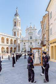 Il santuario della santa casa si trova a loreto (an) è un luogo di pellegrinaggio, dove i cattolici venerano la vergine lauretana, patrona dell'aviazione. Santuario Pontificio Della Santa Casa Di Loreto