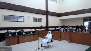 Habib rizieq umpan dari rezim yang panik. Hakim Tolak Keberatan Habib Rizieq Sidang Dilanjutkan