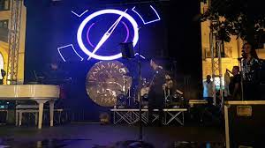 .lupi solitari con un grande cuore aggrappati ad ali di illusioni in cerca di emozioni prigionieri liberi siamo tutti in cerca di un posto al sole cuori solitari ma con tanto amore aggrappati. Ivana Spagna Lupi Solitari Tour 2019 Salerno Youtube