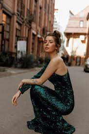 💚 Зеленое платье с асимметричным топом Kylie Green 👗 Платья в аренду и  напрокат Story Dress Москва