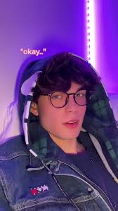 POV: FACETIMING YOUR CRUSH FOR THE FIRST TIME..