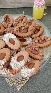 Sables Au Caramel Beurre Sale Et Ganache Chocolat Au Crumble Recette Biscuit Sable Gateaux Et Desserts Recette Biscuit