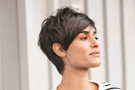 Les cheveux sont plutôt courts, mais conservent quelques longueurs soit au niveau de la nuque. Coupe Courte Avec Large Meche