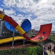 Untuk harga tiket snowbay sendiri antara hari senin sampai jumat dan weekend sabtu dan minggu berbeda harga, hal seperti ini juga untuk berkunjung kesana yaitu. Splash Out Langkawi Taman Tema Air Pertama Di Pulau Langkawi Lokasi Percutian